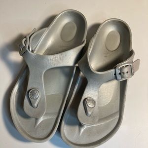 Birkenstock girls silver flip flops 205 32 1-1.5